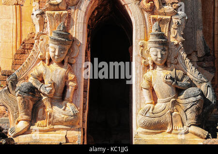 Figures sculptées en face de stupa à Nyaung Ohak, Pagode Indein, au Lac Inle Banque D'Images