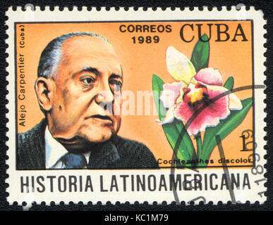 Le timbre-poste imprimé en Cuba montre une cochleanedhes se décolorer et Alejo Carpentier, collection "historia latinoamericana", vers 1989 Banque D'Images