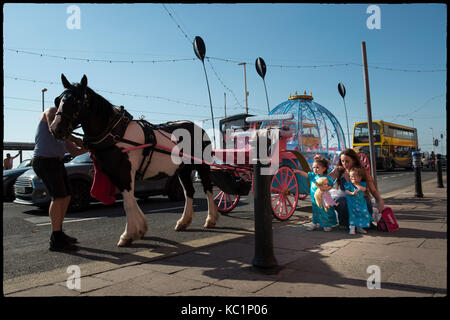 Cheval et sa voiture sur la promenade de Blackpool. avec une jeune famille habillés comme des princesses. credit lee ramsden / alamy Banque D'Images