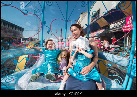 Famille sur une calèche sur la promenade de Blackpool. Avec jeune famille habillés comme des princesses. credit lee ramsden / alamy Banque D'Images