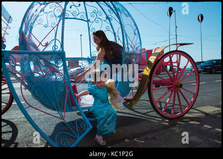 Famille sur une calèche sur la promenade de Blackpool. Avec jeune famille habillés comme des princesses. credit lee ramsden / alamy Banque D'Images