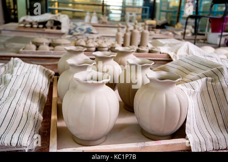 Groupe de vases en faïence blanche Banque D'Images