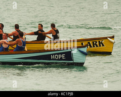 Newquay, Royaume-Uni. 06Th Oct, 2017. UK Gig Rowing Championships gagnants Mens à gig Falmouth Boat Lark emprunté à village inondation Coverack. lieu à d'importantes vagues de l'Ouragan Maria, à la baie de Newquay. 1er octobre, 2017 Crédit : Robert Taylor/Alamy Live News Banque D'Images