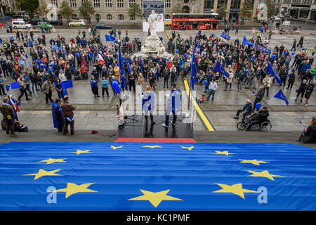 Berlin, Allemagne. 1 octobre, 2017. Les gens se sont réunis à l'impulsion de l'Europe 'final' pro-ue gendarmenmarkt démonstration à Berlin, Allemagne, 1 octobre 2017. crédit : gregor fischer/dpa/Alamy live news Banque D'Images