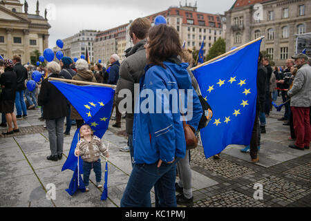 Berlin, Allemagne. 1 octobre, 2017. Un enfant debout entre les personnes se sont réunies à l'impulsion de l'Europe 'final' pro-ue gendarmenmarkt démonstration à Berlin, Allemagne, 1 octobre 2017. crédit : gregor fischer/dpa/Alamy live news Banque D'Images