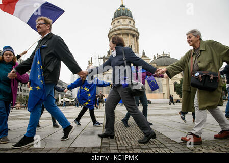 Berlin, Allemagne. 1 octobre, 2017. Les gens se sont réunis à l'impulsion de l'Europe 'final' pro-ue gendarmenmarkt démonstration à Berlin, Allemagne, 1 octobre 2017. crédit : gregor fischer/dpa/Alamy live news Banque D'Images