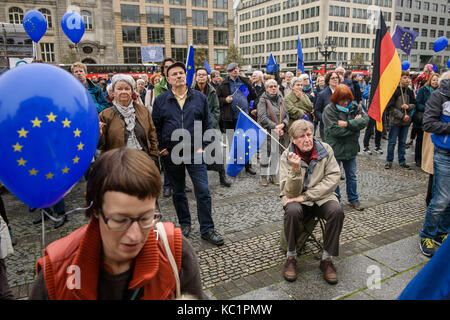 Berlin, Allemagne. 1 octobre, 2017. Les gens se sont réunis à l'impulsion de l'Europe 'final' pro-ue gendarmenmarkt démonstration à Berlin, Allemagne, 1 octobre 2017. crédit : gregor fischer/dpa/Alamy live news Banque D'Images