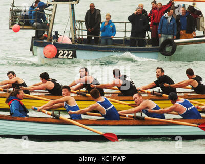 Newquay, Royaume-Uni. 06Th Oct, 2017. UK Gig Rowing Championships gagnants Mens à gig Falmouth Boat Lark emprunté à village inondation Coverack. lieu à d'importantes vagues de l'Ouragan Maria, à la baie de Newquay. 1er octobre, 2017 Crédit : Robert Taylor/Alamy Live News Banque D'Images