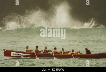 Newquay, Royaume-Uni. 06Th Oct, 2017. UK Gig Rowing Championships gagnants Mens à gig Falmouth Boat Lark emprunté à village inondation Coverack. lieu à d'importantes vagues de l'Ouragan Maria, à la baie de Newquay. 1er octobre, 2017 Crédit : Robert Taylor/Alamy Live News Banque D'Images