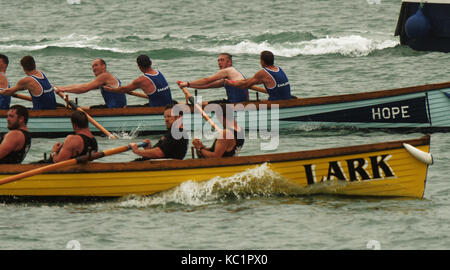 Newquay, Royaume-Uni. 06Th Oct, 2017. UK Gig Rowing Championships gagnants Mens à gig Falmouth Boat Lark emprunté à village inondation Coverack. lieu à d'importantes vagues de l'Ouragan Maria, à la baie de Newquay. 1er octobre, 2017 Crédit : Robert Taylor/Alamy Live News Banque D'Images