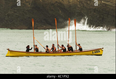 Newquay, Royaume-Uni. 06Th Oct, 2017. UK Gig Rowing Championships gagnants Mens à gig Falmouth Boat Lark emprunté à village inondation Coverack. lieu à d'importantes vagues de l'Ouragan Maria, à la baie de Newquay. 1er octobre, 2017 Crédit : Robert Taylor/Alamy Live News Banque D'Images