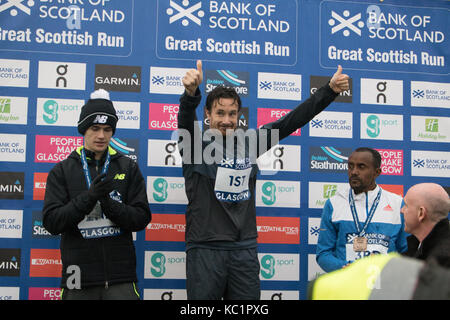 Grande course écossais ; gagnants ; !ère place ; 2e place ; 3e place ; le demi-marathon ; porteur ; Chris Thompson ; callum Hawkins, tsegal twelde ; tribune ; Glasgow ; Bank of Scotland great scottish run Banque D'Images