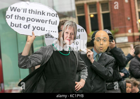 Manchester, UK. 1er octobre 2017. Des milliers de manifestants que les rues de Manchester à l'arrêt alors que les manifestants de participer à un énorme 'conservateurs' protestation à fin de mesures d'austérité. Anti-Brexit participants et activistes qui protestent contre la politique d'austérité du gouvernement sont la tenue des rassemblements pour coïncider avec le début du congrès du parti conservateur qui a lieu au centre-ville. Des centaines de policiers des régions périphériques ont été déployées dans le suivi de l'événement avec de grandes zones de la ville d'être l'objet d'un cordon avec de nombreuses routes fermées. Crédit. /AlamyLiveNews MediaWorldImages Banque D'Images