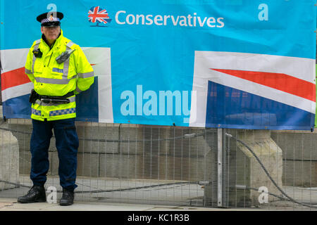 Manchester, UK. 1er octobre 2017. Des milliers de manifestants que les rues de Manchester à l'arrêt alors que les manifestants prendre part à "une énorme 'conservateurs' protestation à fin de mesures d'austérité. Anti-Brexit participants et activistes qui protestent contre la politique d'austérité du gouvernement sont la tenue des rassemblements pour coïncider avec le début du congrès du parti conservateur qui a lieu au centre-ville. Des centaines de policiers des régions périphériques ont été déployées dans le suivi de l'événement avec de grandes zones de la ville d'être l'objet d'un cordon avec de nombreuses routes fermées. Crédit. /AlamyLiveNews MediaWorldImages Banque D'Images