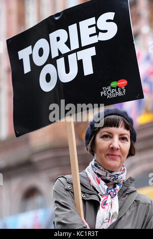 Manchester, UK. 1er octobre 2017. conservateur conférence, un manifestant à l'extérieur du conservateur midland hotel dans le centre-ville le jour de l'ouverture du congrès du parti conservateur. crédit : Steven mai/Alamy live news Banque D'Images