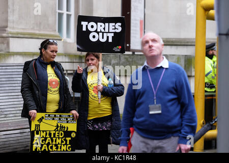 Manchester, UK. 1er octobre 2017. Parti conservateur, conservateur conférence anti manifestants à l'extérieur de l'hôtel midland dans le centre-ville le jour de l'ouverture du congrès du parti conservateur. crédit : Steven mai/Alamy live news Banque D'Images