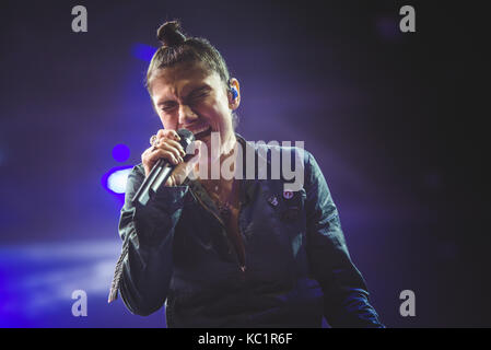 Torino, Italie. 06Th Oct, 2017. Torino, 2017, Sep 30th : Le chanteur italien/song-writer Elisa en live sur scène à l'Officine Grandi Riparazioni Crédit : Alessandro Bosio/Alamy Live News Banque D'Images