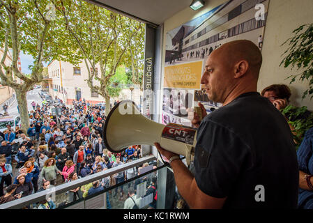 Mataro, Barcelone, Espagne. 1er octobre 2017. Les gens pendant le référendum d'indépendance de la Catalogne à Mataró (Barcelona, Catalogne, Espagne) Credit : Eduardo Fuster Salamero/Alamy Live News Banque D'Images