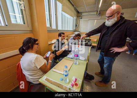 Mataro, Barcelone, Espagne. 1er octobre 2017. Les gens pendant le référendum d'indépendance de la Catalogne à Mataró (Barcelona, Catalogne, Espagne) Credit : Eduardo Fuster Salamero/Alamy Live News Banque D'Images