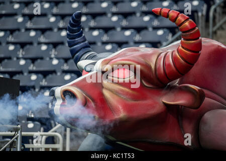 Houston, TX, USA. 1 octobre, 2017. Le taureau géant au-dessus de la tête du tunnel Texans coups de fumée avant d'un jeu de football américain NFL entre les Houston Texans et le Tennessee Titans à NRG Stadium à Houston, TX. Trask Smith/CSM/Alamy Live News Banque D'Images