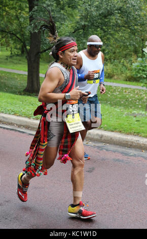 Minneapolis, Minnesota, USA. 1er octobre 2017. Un Native American Indian Runner dans les villes jumelles course avec foi Native American tenue. Copyright Gina Kelly/Alamy Live News Banque D'Images