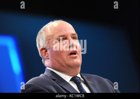 Manchester, Angleterre. 1er octobre 2017. Andrew Davies, chef des conservateurs à l'Assemblée galloise offre son discours de conférence, le premier jour du congrès du parti conservateur à la Manchester central convention complex. Cette conférence fait suite à l'élection générale de juin 2017 où le parti conservateur a perdu sa majorité parlementaire résultant en un blocage du parlement. Kevin Hayes/Alamy live news Banque D'Images