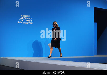 Manchester, Angleterre. 1er octobre 2017. Justine Greening, secrétaire d'état pour l'éducation à propos de livrer son discours de conférence, le premier jour du congrès du parti conservateur à la Manchester central convention complex. Cette conférence fait suite à l'élection générale de juin 2017 où le parti conservateur a perdu sa majorité parlementaire résultant en un blocage du parlement. Kevin Hayes/Alamy live news Banque D'Images