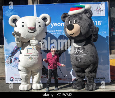 New York, USA, 1 octobre 2017. Un enfant pose avec Soohorang Bandabi (L) et, les mascottes officielles des Jeux Olympiques d'hiver de PyeongChang 2018 et d'hiver paralympiques lors d'une foire de rue à New York. Soohorang est un symbole de force et de confiance, et la Corée's guardian animal - le tigre blanc symbolise la protection à tous les athlètes et spectateurs à l'hiver de 2018. Bandabi est un symbole de volonté et de patience, et de la province d'accueil de Gangwon. L'ours noir d'Asie traduit bien l'esprit des Jeux paralympiques. Photo par Enrique Shore/Alamy Live News Banque D'Images