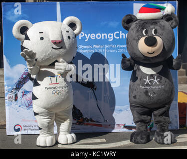 New York, USA, 1 octobre 2017. Soohorang Bandabi (L) et, les mascottes officielles des Jeux Olympiques d'hiver de PyeongChang 2018 et d'hiver Jeux Parlympic posent lors d'une foire de rue à New York. Soohorang est un symbole de force et de confiance, et la Corée's guardian animal - le tigre blanc symbolise la protection à tous les athlètes et spectateurs à l'hiver de 2018. Bandabi est un symbole de volonté et de patience, et de la province d'accueil de Gangwon. L'ours noir d'Asie traduit bien l'esprit des Jeux paralympiques. Photo par Enrique Shore/Alamy Live News Banque D'Images