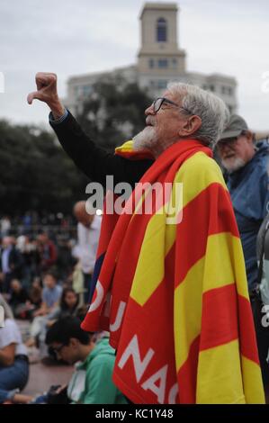 Le 1er octobre 2017, les Catalans se rassemblent à la Placa Catalunya, Barcelone, pour attendre les résultats du référendum sur l'indépendance. Banque D'Images