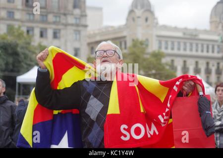 Le 1er octobre 2017, les Catalans se rassemblent à la Placa Catalunya, Barcelone, pour attendre les résultats du référendum sur l'indépendance. Banque D'Images