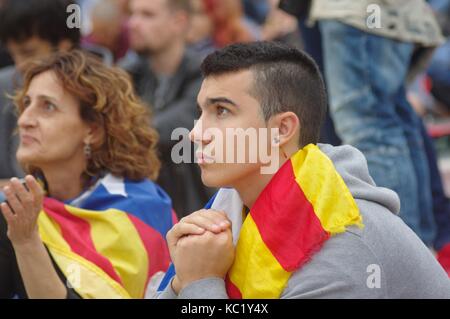 Le 1er octobre 2017, les Catalans se rassemblent à la Placa Catalunya, Barcelone, pour attendre les résultats du référendum sur l'indépendance. Banque D'Images