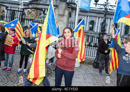 Belfast City Hall, 1er octobre 2017. Irene catalane Perez tenant un drapeau catalan en dehors de Belfast City Hall où une manifestation en soutien du peuple de Catalogne et contre attaque du gouvernement espagnol sur la démocratie a eu lieu Photo : Bonzo/Alamy Live News Banque D'Images