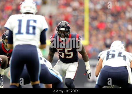 Houston, Texas, USA. 1 octobre, 2017 l'intérieur des Houston Texans. benardrick linebacker mckinney (55) attend que le jeu à la ligne de mêlée au cours du troisième trimestre d'un match de saison régulière de la nfl entre les Houston Texans et le Tennessee Titans à nrg stadium de Houston, TX1, octobre 2017. Houston gagné, 57-14. crédit : erik williams/zuma/Alamy fil live news Banque D'Images