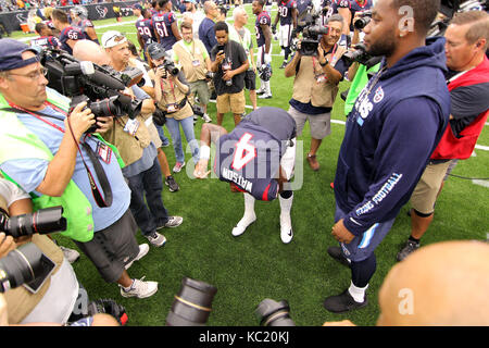 Houston, Texas, USA. 1 octobre, 2017. Le quart-arrière des Houston Texans Deshaun Watson (4) enlève son jersey de Houston suivantes 57-14 gagner les Tennessee Titans à NRG Stadium de Houston, TX1, Octobre 2017. Crédit : Erik Williams/ZUMA/Alamy Fil Live News Banque D'Images