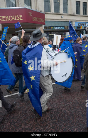 Manchester, UK. 1er octobre 2017. Un Brexit anti grand mars par des milliers de partisans demeurent, qui aura lieu au cours de la conférence du parti conservateur dans le centre-ville Crédit : Alex Ramsay/Alamy Live News Banque D'Images