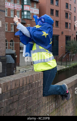 Manchester, UK. 1er octobre 2017. Un Brexit anti grand mars par des milliers de partisans demeurent, qui aura lieu au cours de la conférence du parti conservateur dans le centre-ville. Un démonstrateur photographies la procession Crédit : Alex Ramsay/Alamy Live News Banque D'Images