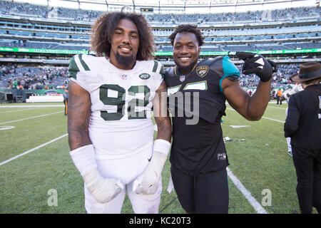 Les heures supplémentaires. 1 octobre, 2017. New York Jets défensive fin Leonard Williams (92) réagit avec Jacksonville Jaguars défensive fin Dante Fowler (56) à la suite de la NFL match entre les Jacksonville Jaguars et les New York Jets à MetLife Stadium à East Rutherford, New Jersey. Les Jets a gagné 23-20 en prolongation. Christopher Szagola/CSM/Alamy Live News Banque D'Images