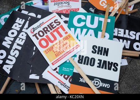 Manchester, UK. 1 octobre, 2017. Plaques jetées après une grande manifestation contre l'austérité ont lieu pendant la conférence du parti conservateur dans le centre-ville. Crédit : Alex Ramsay/Alamy Live News Banque D'Images