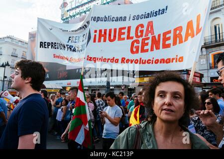 Madrid, 1er octobre 2017. Des centaines de personnes participent à une manifestation de soutien à propos du référendum sur l'indépendance de la Catalogne, à la puerta del sol, Madrid. La Catalogne a tenu un référendum sur l'indépendance aujourd'hui, le 1 octobre, bien qu'il a été interdit par la Cour constitutionnelle espagnole. photo : m.ramirez/Alamy live news Banque D'Images