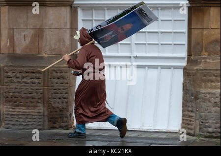 Manchester, UK. 1 octobre, 2017. Un manifestant est perçu après la marche de protestation. Pro-paix, anti-austérité, les manifestations anti-guerre, y compris de rassemblements, de réunions publiques, la comédie, la musique, et de la culture, de l'avoir lieu pendant les quatre jours du congrès du parti conservateur à Manchester, au Royaume-Uni. 1er - 4e oct 2017. Le festival de protestation a été organisée par l'Assemblée du peuple. Credit : Graham M. Lawrence/Alamy Live News Banque D'Images