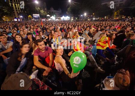 1 octobre 2017, catalns recueillir dans la Placa Catalunya, Barcelone, d'attendre les résultats de l'indépendance d'un référendum. Banque D'Images