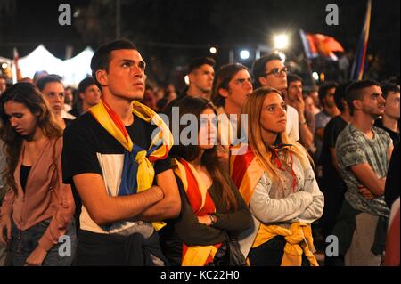 1 octobre 2017, catalns recueillir dans la Placa Catalunya, Barcelone, d'attendre les résultats de l'indépendance d'un référendum. Banque D'Images