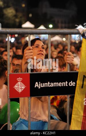 Le 1er octobre 2017, les Catalans se rassemblent à la Placa Catalunya, Barcelone, pour attendre les résultats du référendum sur l'indépendance. Banque D'Images