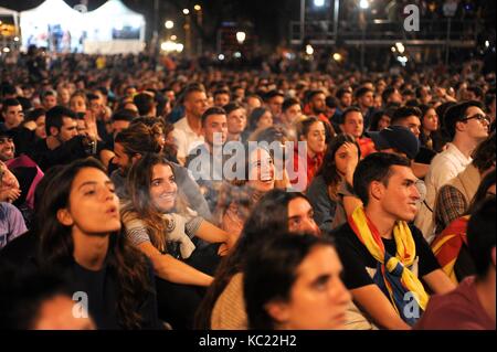 Le 1er octobre 2017, les Catalans se rassemblent à la Placa Catalunya, Barcelone, pour attendre les résultats du référendum sur l'indépendance. Banque D'Images