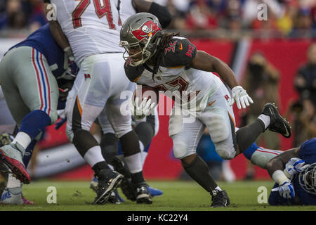 Tampa, Floride, USA. Août 31, 2017. Tampa Bay Buccaneers d'utiliser de nouveau Jacquizz Rodgers (32) porte le ballon pendant le match contre les Giants de New York le dimanche 1 octobre 2017 au Raymond James Stadium de Tampa, Floride. Credit : Travis Pendergrass/ZUMA/Alamy Fil Live News Banque D'Images