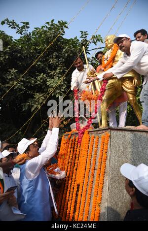 Allahabad, Uttar Pradesh, Inde. 2 octobre 2017. Allahabad: Le ministre en chef adjoint de l'Uttar Pradesh Keshav Prasad Maurya a offert un hommage fleuri au Mahatma Gandhi à l'occasion de son anniversaire de naissance à Allahabad, le 02-10-2017. Photo de prabhat kumar verma crédit: Prabhat Kumar Verma/ZUMA Wire/Alamy Live News Banque D'Images