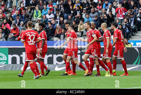 Berlin, Allemagne. 1 octobre, 2017 Les joueurs du Bayern de Munich. notation célébrer lors d'un match de Bundesliga allemande entre Hertha BSC et Bayern Munich, à Berlin, en Allemagne, le oct. 1, 2017. Le match s'est terminé avec un 2-2 draw. crédit : shan yuqi/Xinhua/Alamy live news Banque D'Images