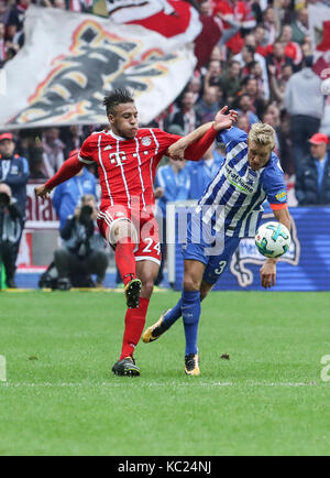 Berlin, Allemagne. 1 octobre, 2017. Le Bayern Munich's corentin tolisso (l) rivalise avec l'hertha par ciljan skjelbred lors d'un match de Bundesliga allemande entre Hertha BSC et Bayern Munich, à Berlin, en Allemagne, le oct. 1, 2017. Le match s'est terminé avec un 2-2 draw. crédit : shan yuqi/Xinhua/Alamy live news Banque D'Images