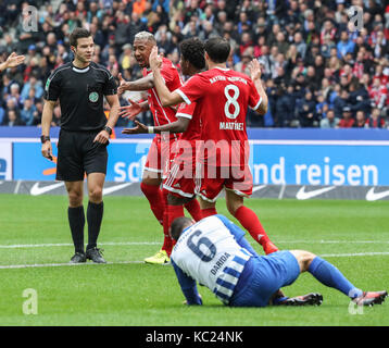 Berlin, Allemagne. 1 octobre, 2017. Les joueurs du Bayern de Munich se plaindre à l'arbitre de sa décision sur un mort lors d'un match de Bundesliga allemande entre Hertha BSC et Bayern Munich, à Berlin, en Allemagne, le oct. 1, 2017. Le match s'est terminé avec un 2-2 draw. crédit : shan yuqi/Xinhua/Alamy live news Banque D'Images